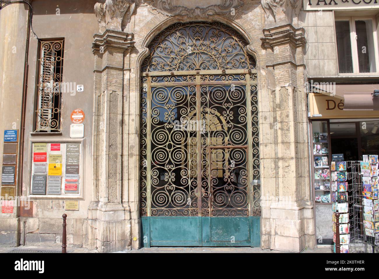 Portes d'entrée ouvragées d'un bâtiment du 19th siècle sur la place du Palais de Justice dans la vieille ville de Nice sur la Côte d'Azur en France. Banque D'Images