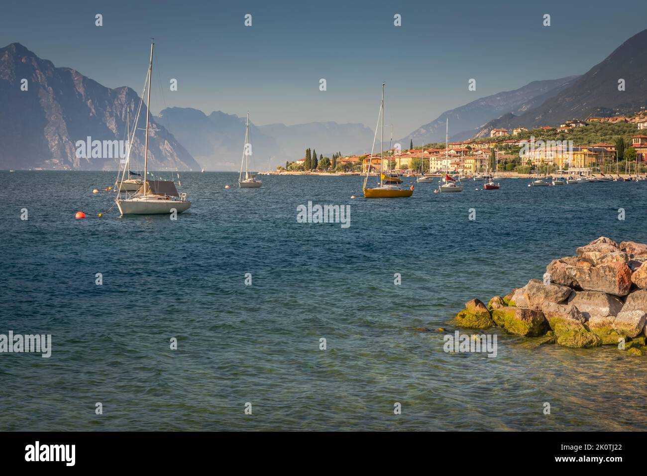 Idyllique lac de Garde côte à Malcesine avec voiliers, nord de l'Italie Banque D'Images