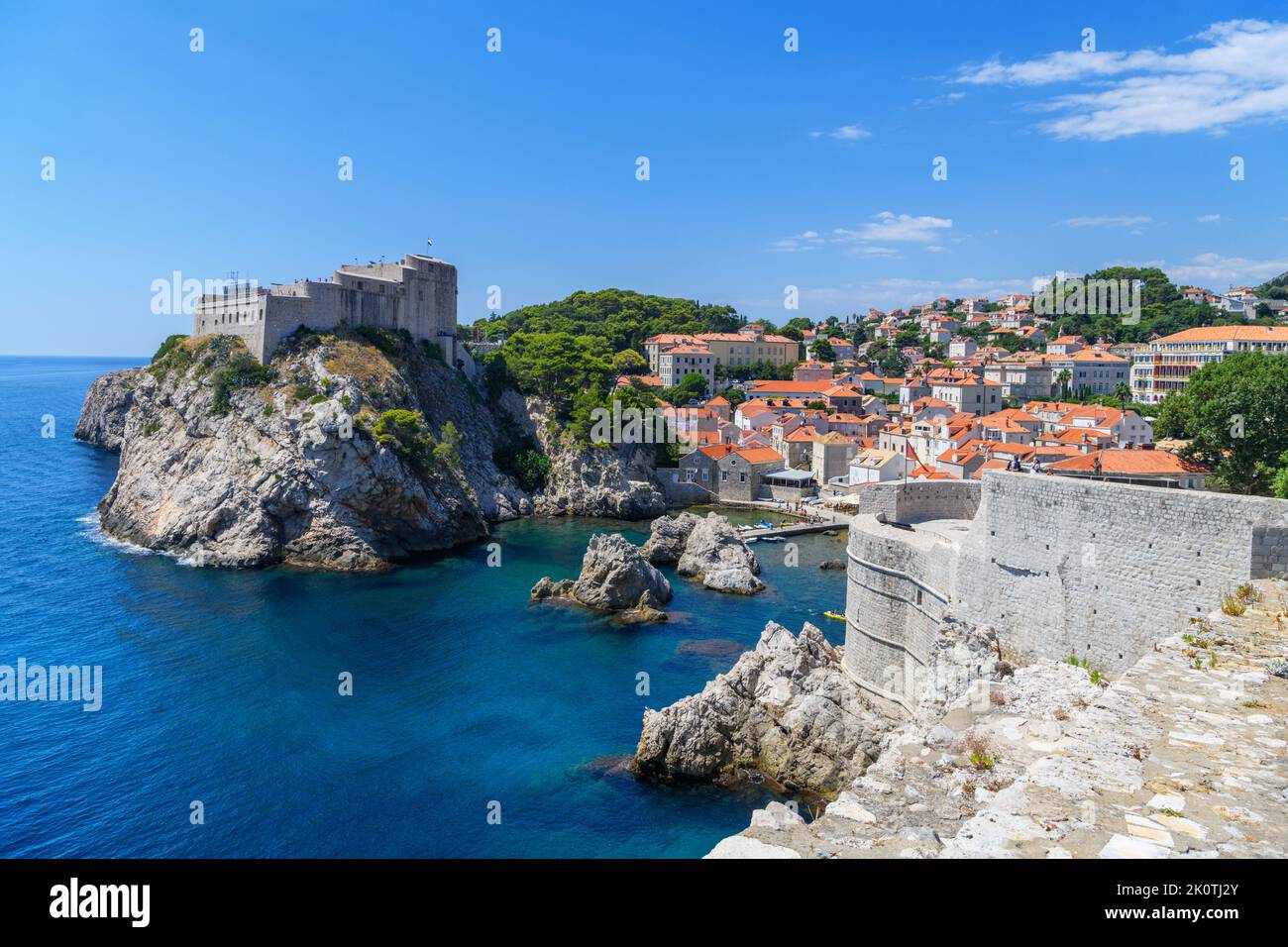 Vue sur la forteresse de Lovrijenac depuis les murs de la vieille ville, Dubrovnik, Croatie Banque D'Images