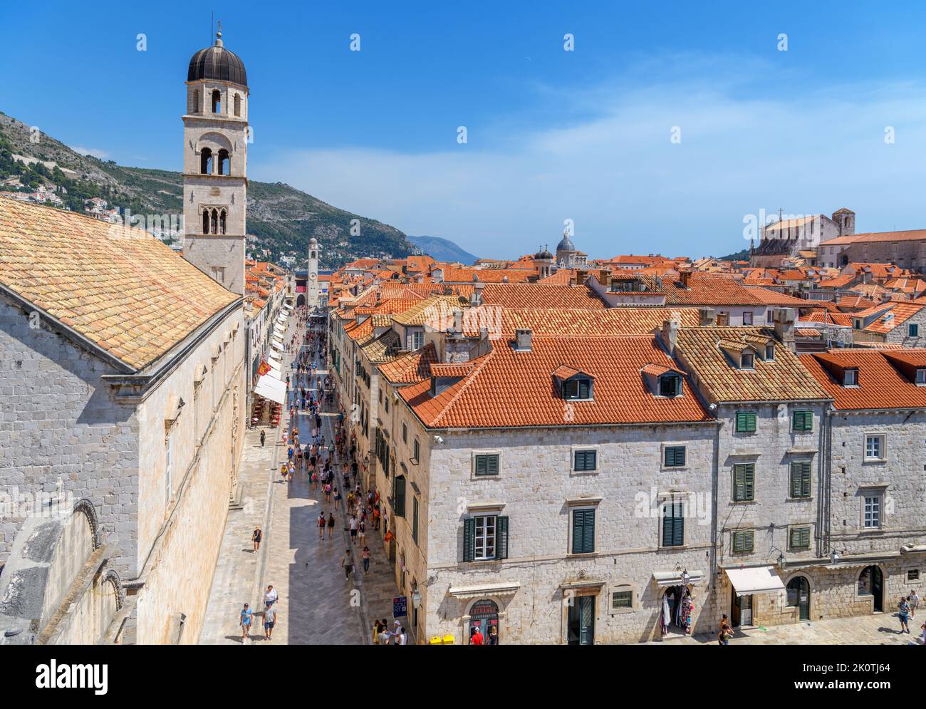 Vue sur la vieille ville depuis les remparts de la ville, Stradun, Dubrovnik, Croata Banque D'Images