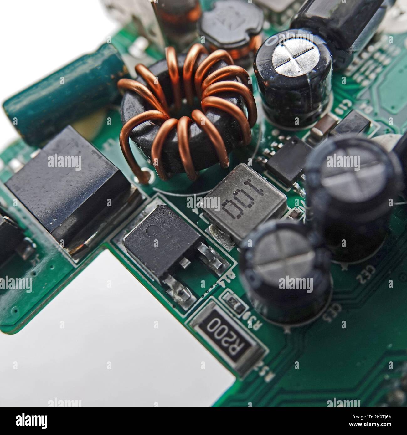 Photo macro d'une carte électronique d'un chargeur portable avec mise au point sélective Banque D'Images