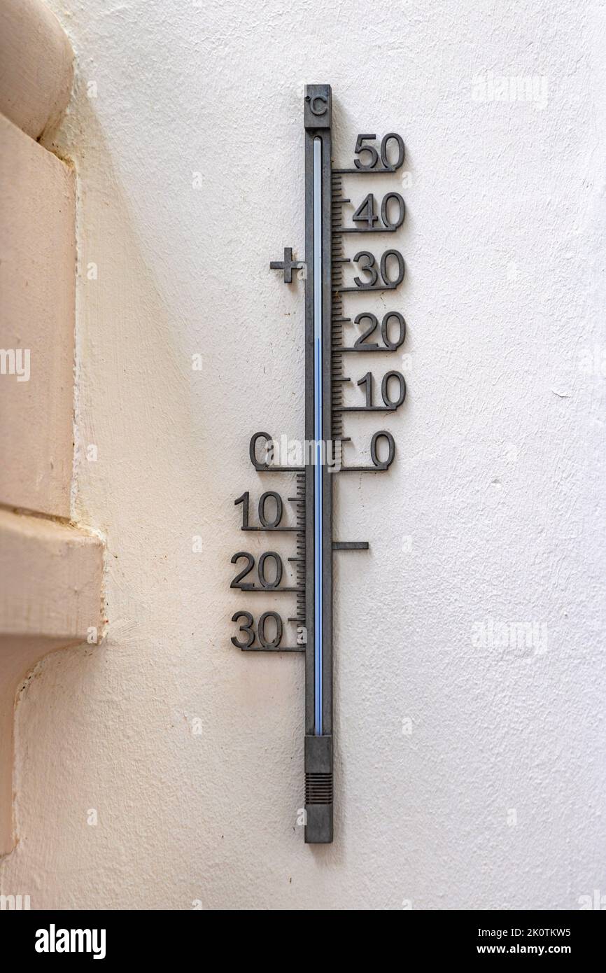 Échelle de température du thermomètre Celsius au mur blanc Banque D'Images
