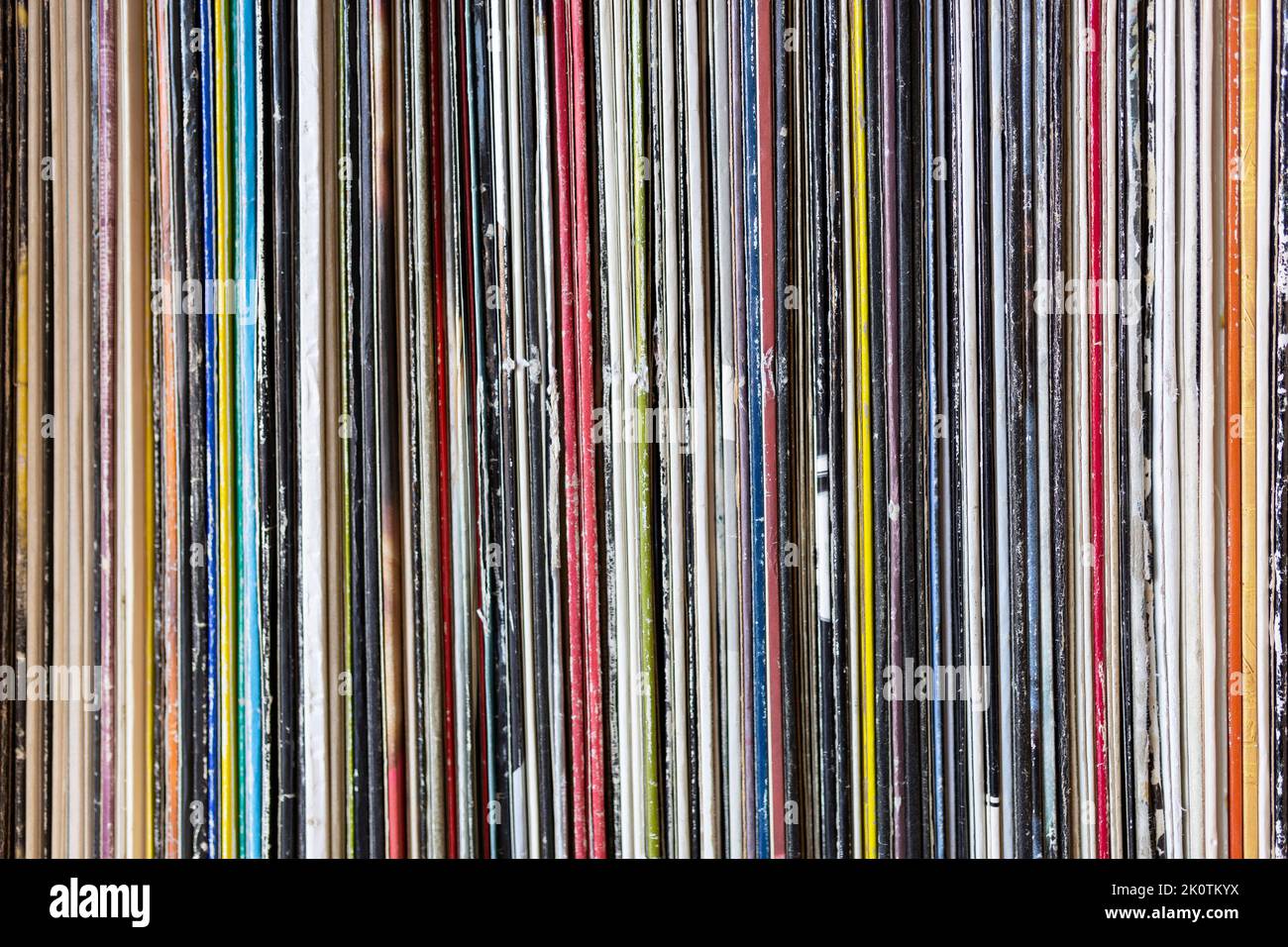 Collection de vieux disques en vinyle empilés. Détail de la couverture de l'album. Concept de musique. Banque D'Images