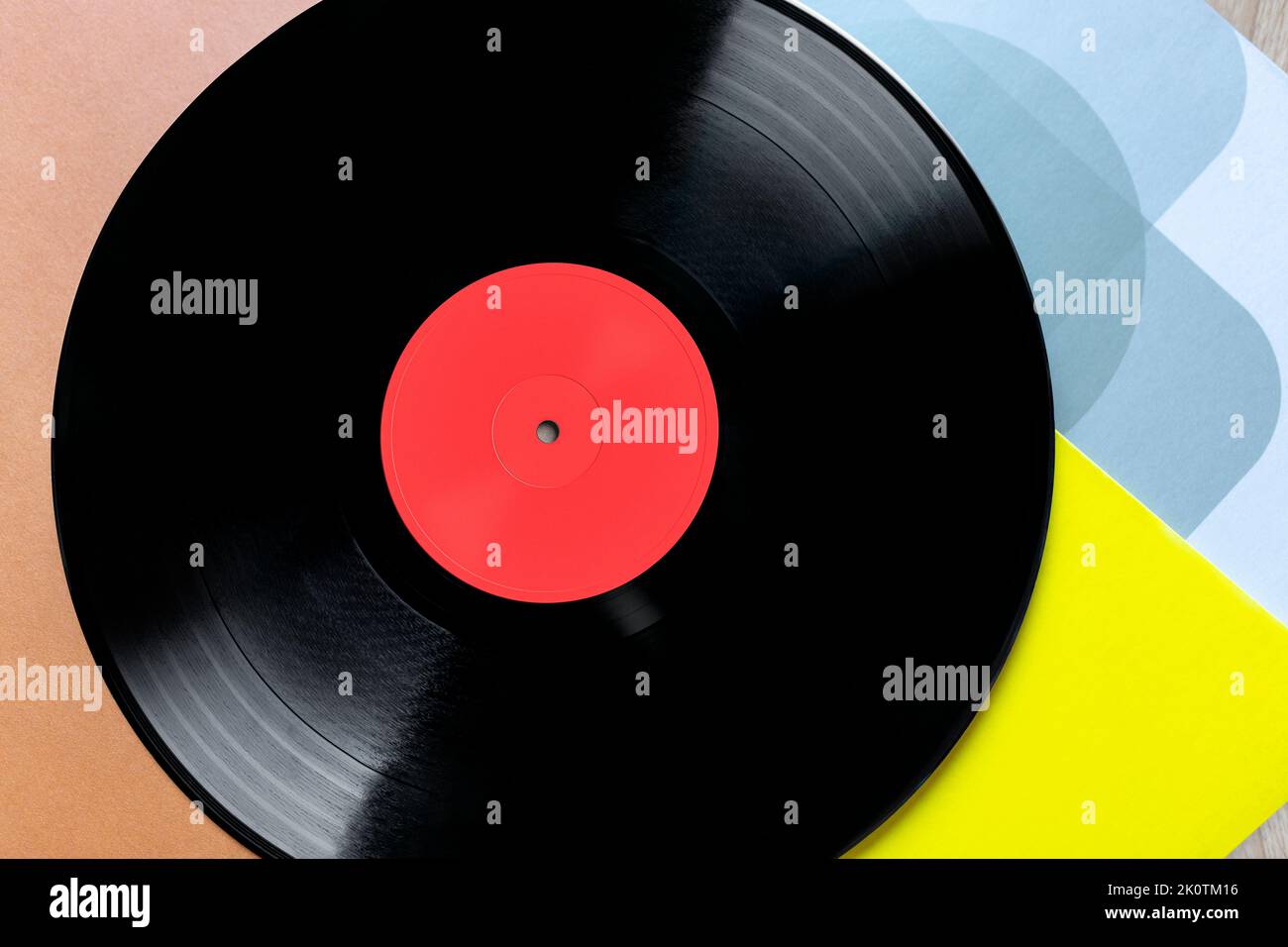 Gros plan du vinyle sur des couvertures colorées. Vue de dessus. Conceptuel. Banque D'Images