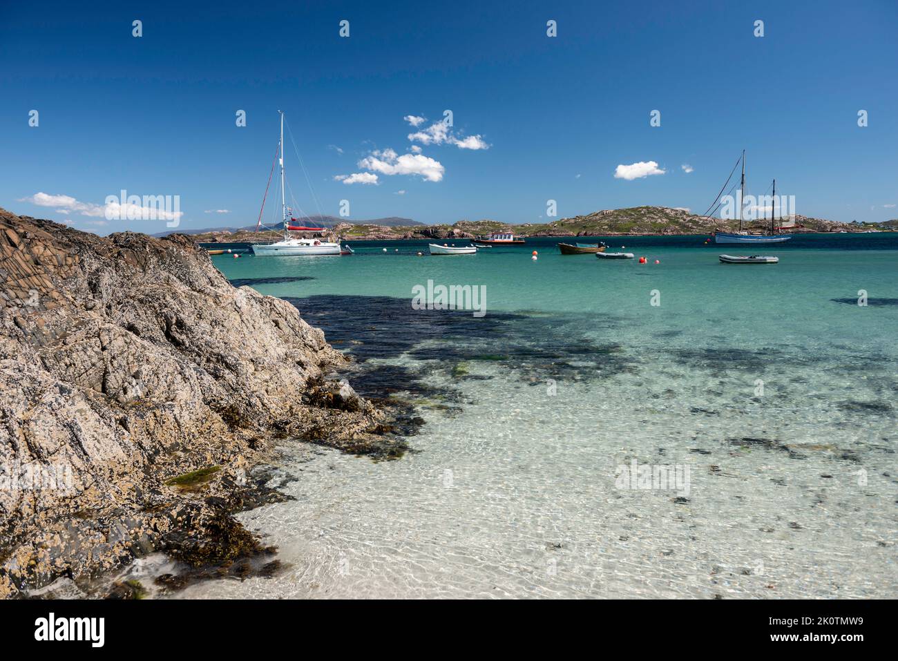 Iona Scotland White Sand Beach à Baile Mor avec amarrages à yacht Banque D'Images