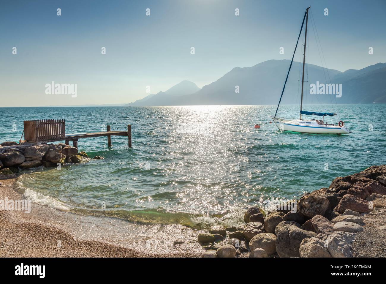Idyllique lac de Garde côte à Malcesine avec voiliers, nord de l'Italie Banque D'Images