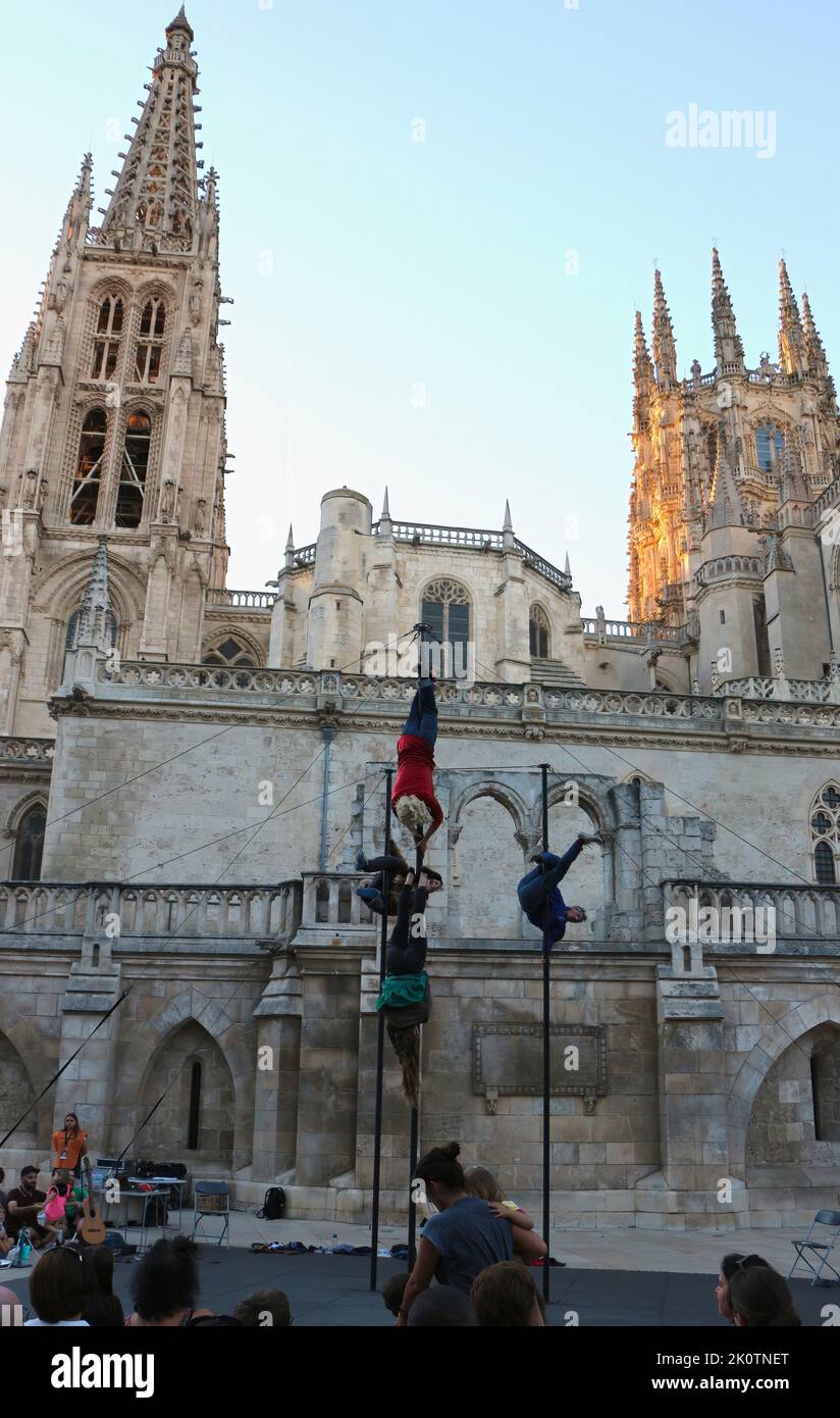 Événement public gratuit sur la Plaza Rey San Fernando à côté de la cathédrale de Burgos Castille et Leon Espagne avec des acrobates chinois du Cirque entre nous Banque D'Images