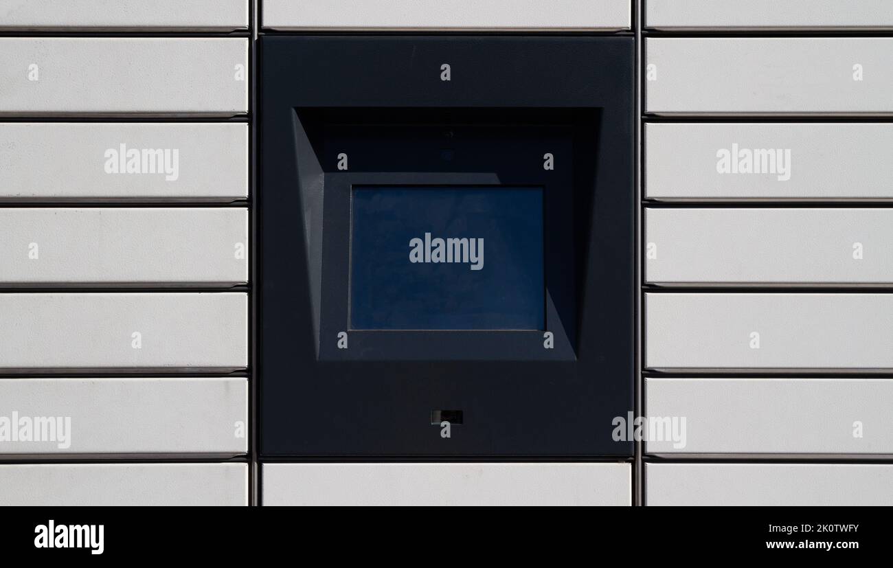 Écran du casier à colis, écran tactile électronique. Boîte en acier intelligente, boîtes aux lettres automatiques. Machine de collecte d'emballages, service de livraison Paczkomat. Banque D'Images
