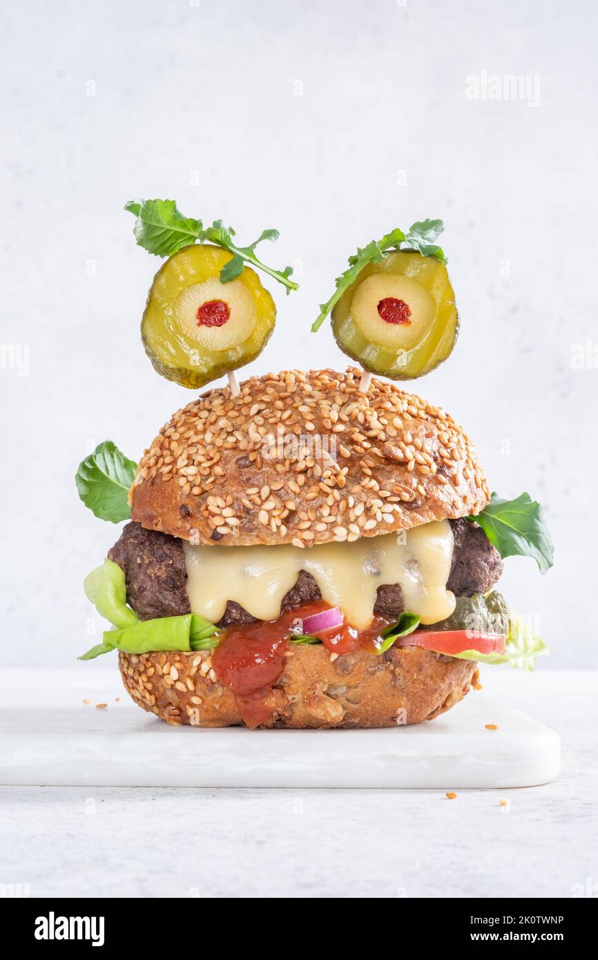 Hamburger d'Halloween en forme de monstre effrayant Banque D'Images