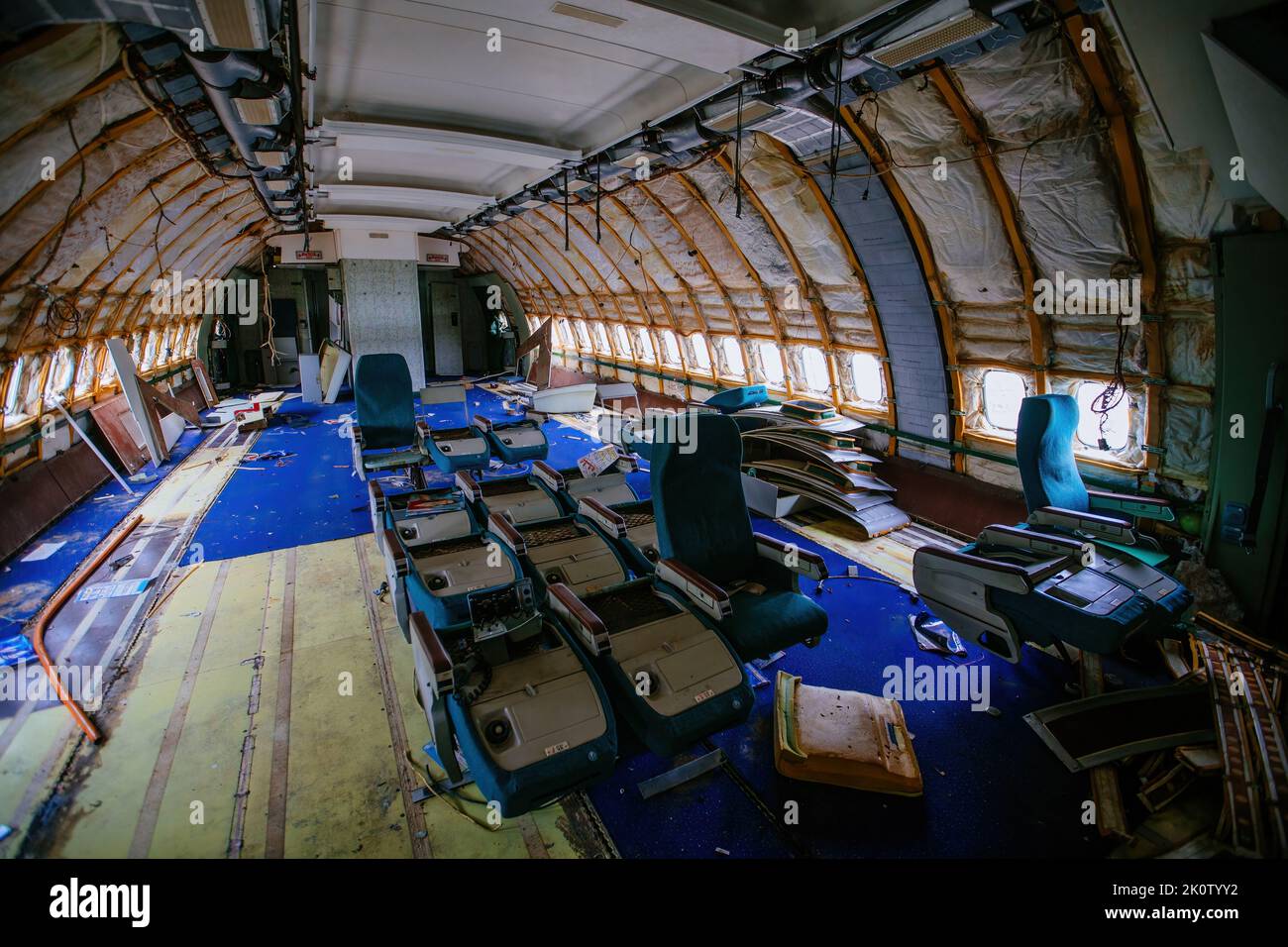 À l'intérieur d'un avion de transport de passagers cassé Banque D'Images