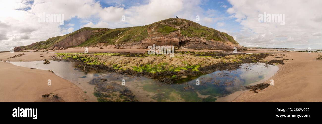 Panorama de la colline rocheuse sur la plage, Cocklawburn, Northumberland Banque D'Images