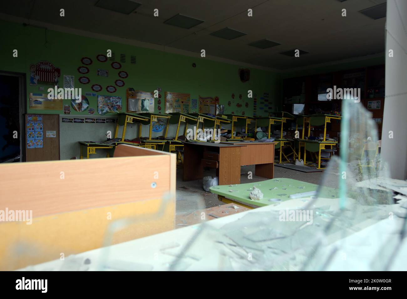 VERBIVKA, UKRAINE - 13 SEPTEMBRE 2022 - Une salle de classe est vue à l'intérieur d'un lyceum détruit à la suite de bombardements par des troupes russes dans le village de Verbivka, communauté de Balakliia, qui a été libéré des envahisseurs russes par l'armée ukrainienne au cours de la contre-offensive dans la région de Kharkiv, dans le nord-est de l'Ukraine. Credit: UKRINFORM/Alamy Live News Banque D'Images