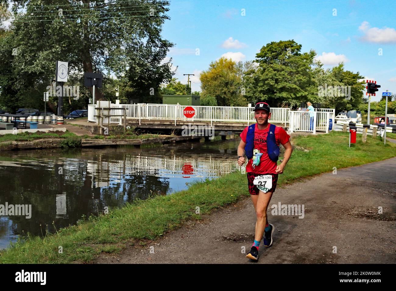 Andrew, coureur n° 27 de la course longue distance de canal de Liverpool à Leeds, passe le pont tournant de Crabtree Lane puisqu'il s'ouvre pour un bateau à canal à passer Banque D'Images