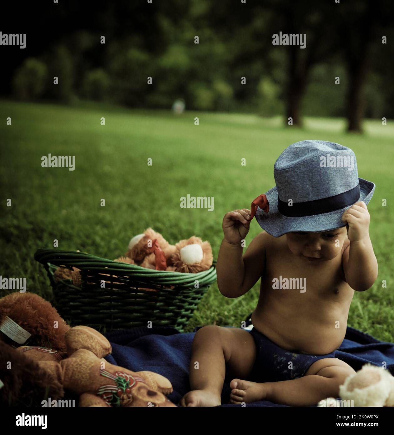 Un bébé mexicain inclinant son chapeau, tout en s'asseyant dans un parc  Photo Stock - Alamy