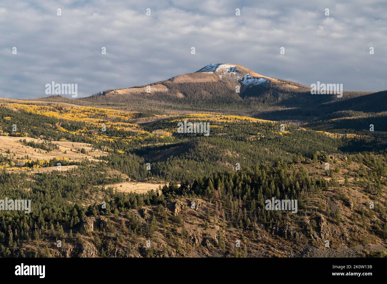 Neige du début de l'automne aux couleurs de l'automne sur le pic Del Norte dans la forêt nationale de Rio Grande. Banque D'Images