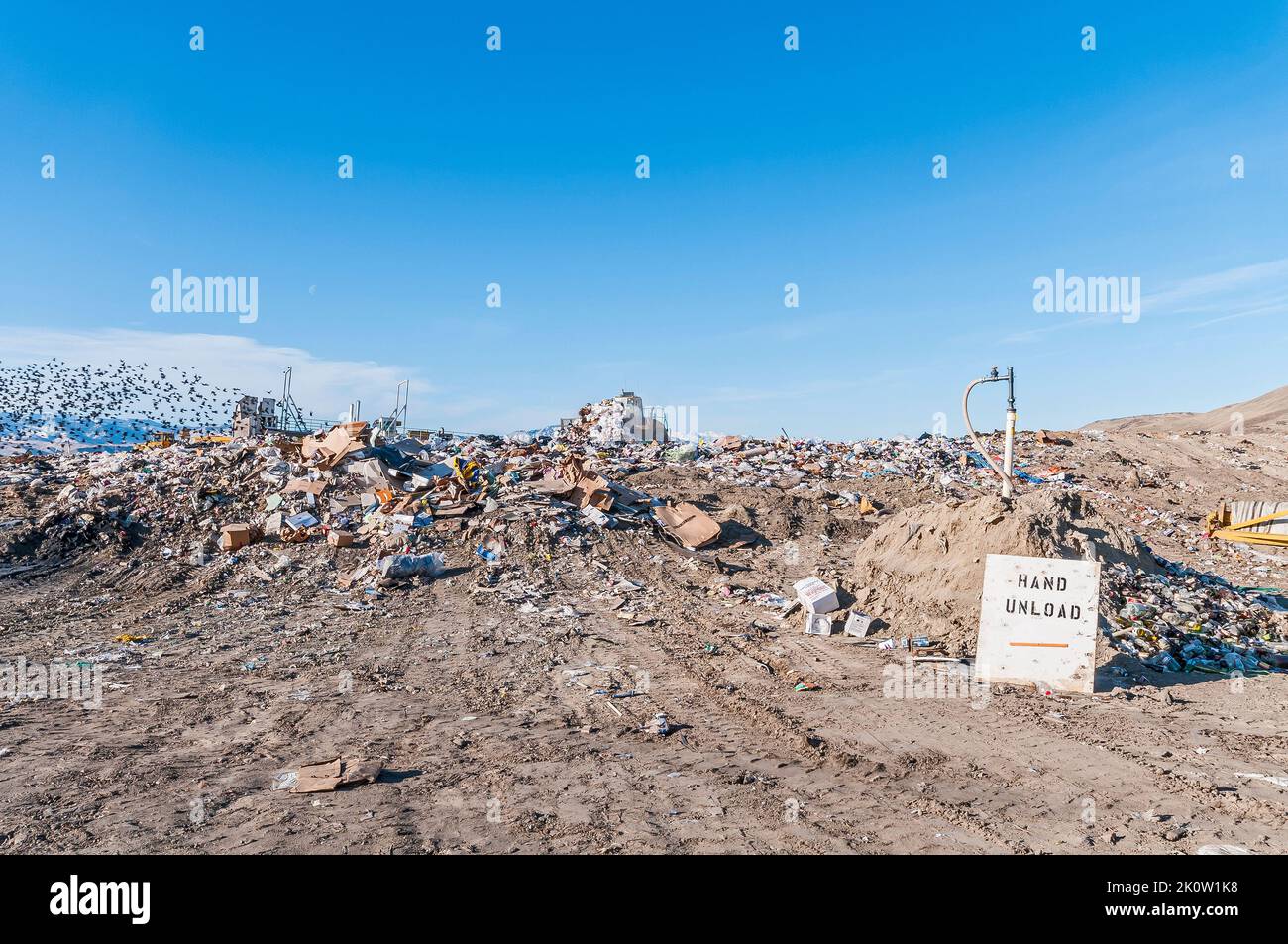 Un panneau « déchargement manuel » dans une décharge active, avec un ...