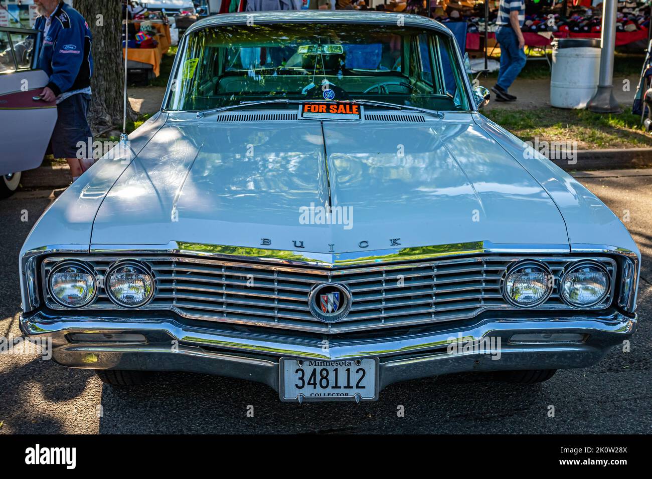 Falcon Heights, MN - 18 juin 2022 : vue de face d'un toit rigide 225 4 portes Electra 1964 de Buick lors d'un salon automobile local. Banque D'Images