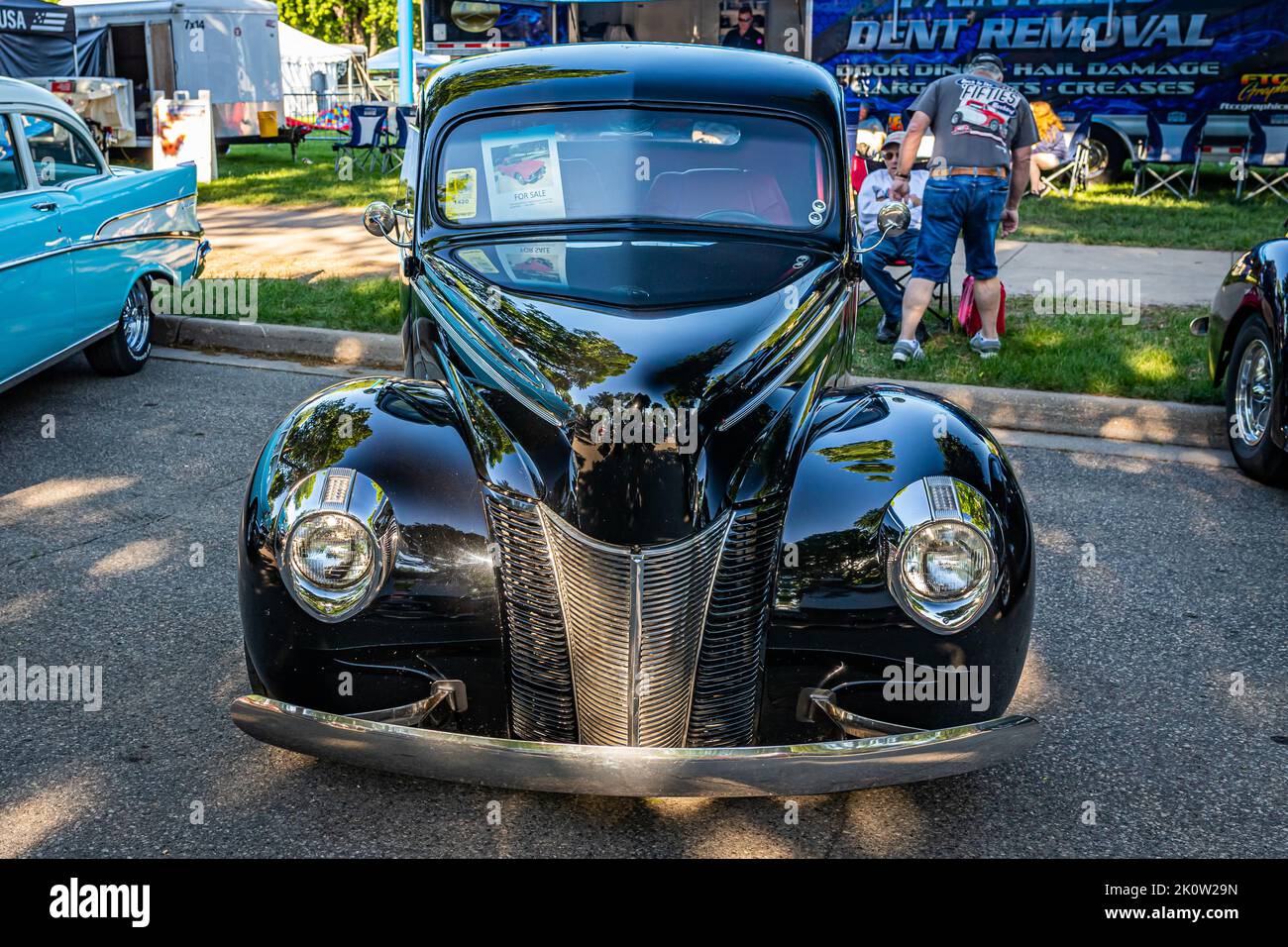 Falcon Heights, MN - 18 juin 2022 : vue de face d'un coupé Ford Deluxe Street Rod 1940 lors d'un salon automobile local. Banque D'Images