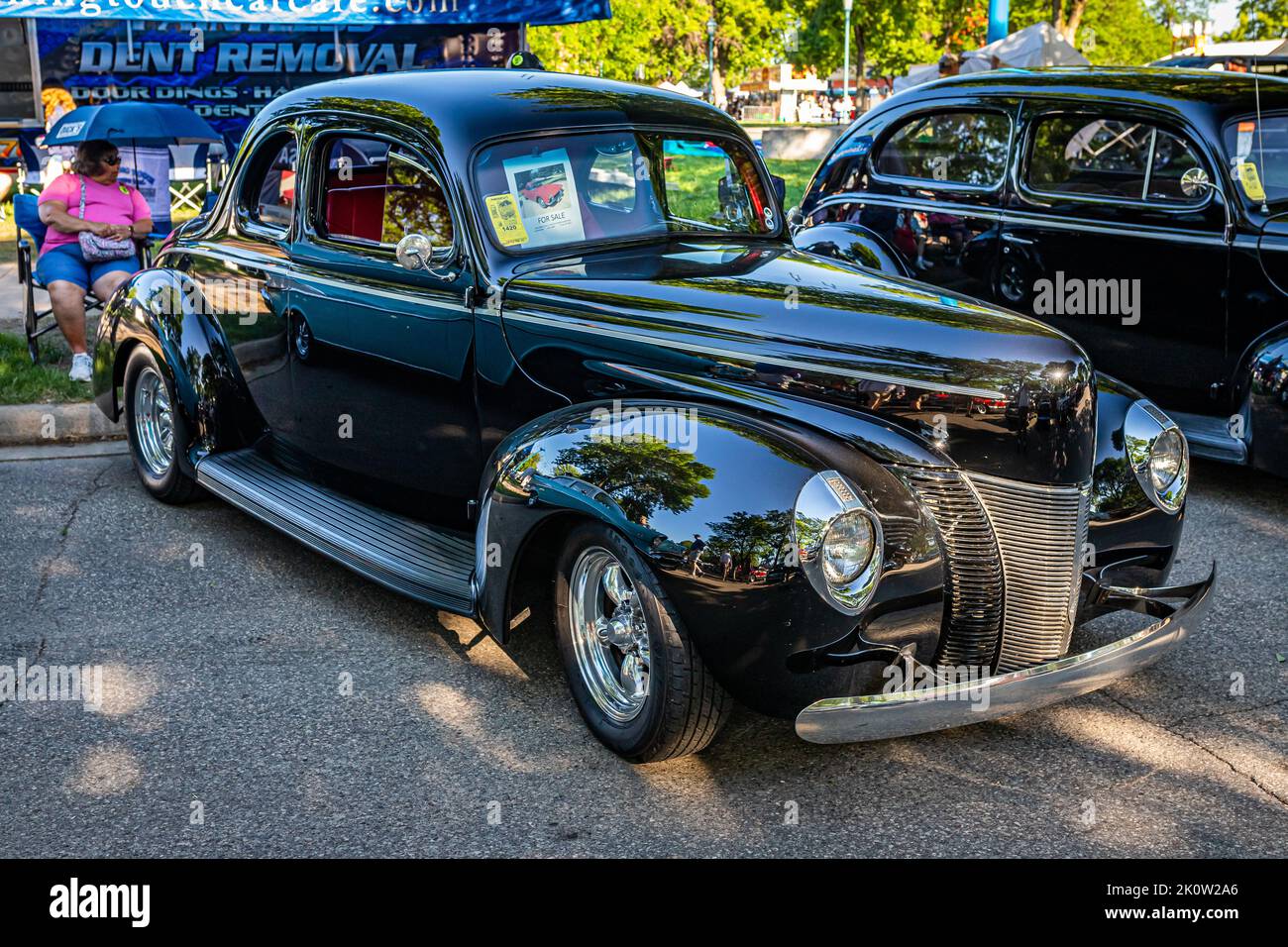 Falcon Heights, MN - 18 juin 2022 : vue d'angle avant à haute perspective d'un Ford coupé Deluxe Street Rod 1940 lors d'un salon de voiture local. Banque D'Images