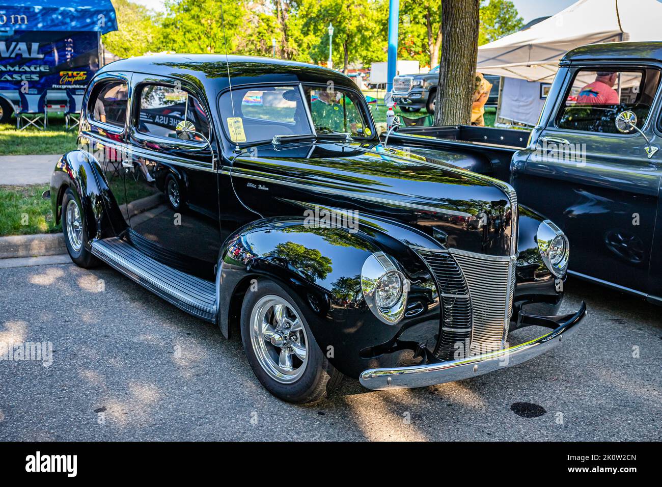 Falcon Heights, MN - 18 juin 2022 : vue panoramique d'un coin avant d'une berline Ford Deluxe Tudor 1940 lors d'un salon de voiture local. Banque D'Images