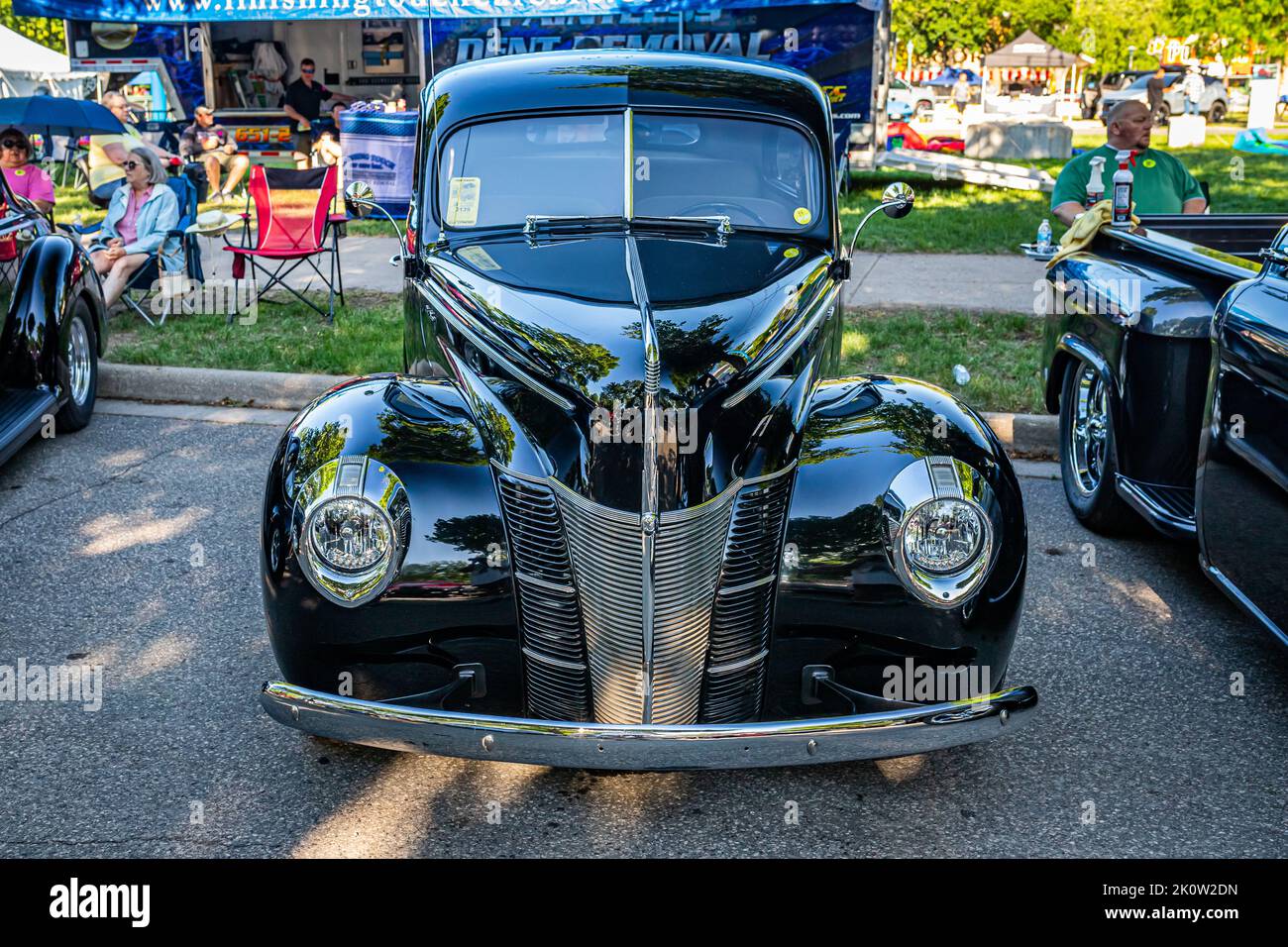 Falcon Heights, MN - 18 juin 2022 : vue de face d'une berline Tudor de luxe Ford 1940 lors d'un salon de voiture local. Banque D'Images