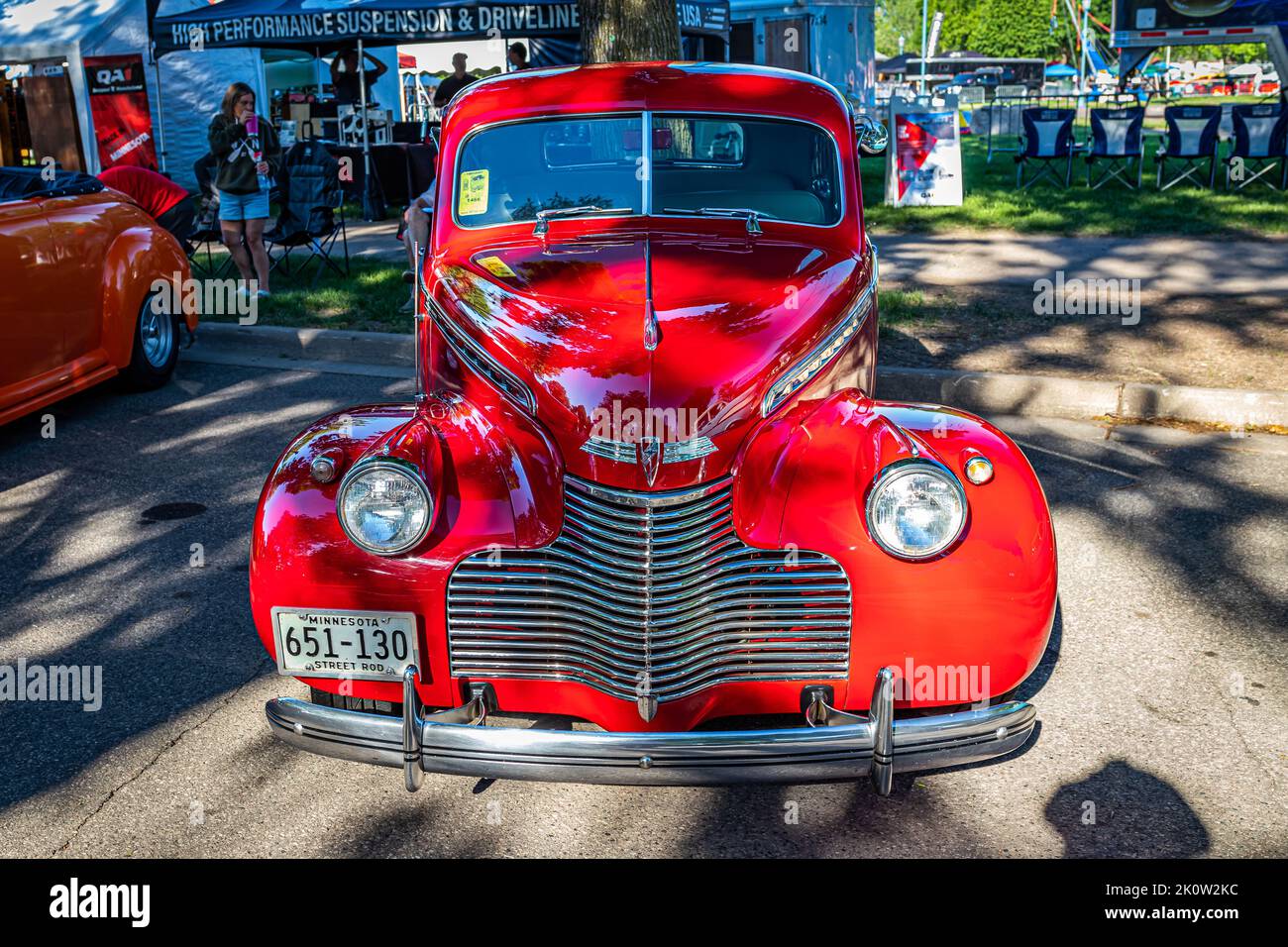Falcon Heights, MN - 18 juin 2022 : vue de face d'un coupé spécial de luxe 1940 de Chevrolet sur la route lors d'un salon automobile local. Banque D'Images