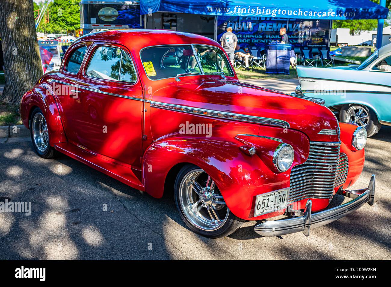 Falcon Heights, MN - 18 juin 2022 : vue d'angle avant à haute perspective d'un modèle spécial coupé de luxe 1940 de Chevrolet sur la route lors d'un salon automobile local. Banque D'Images
