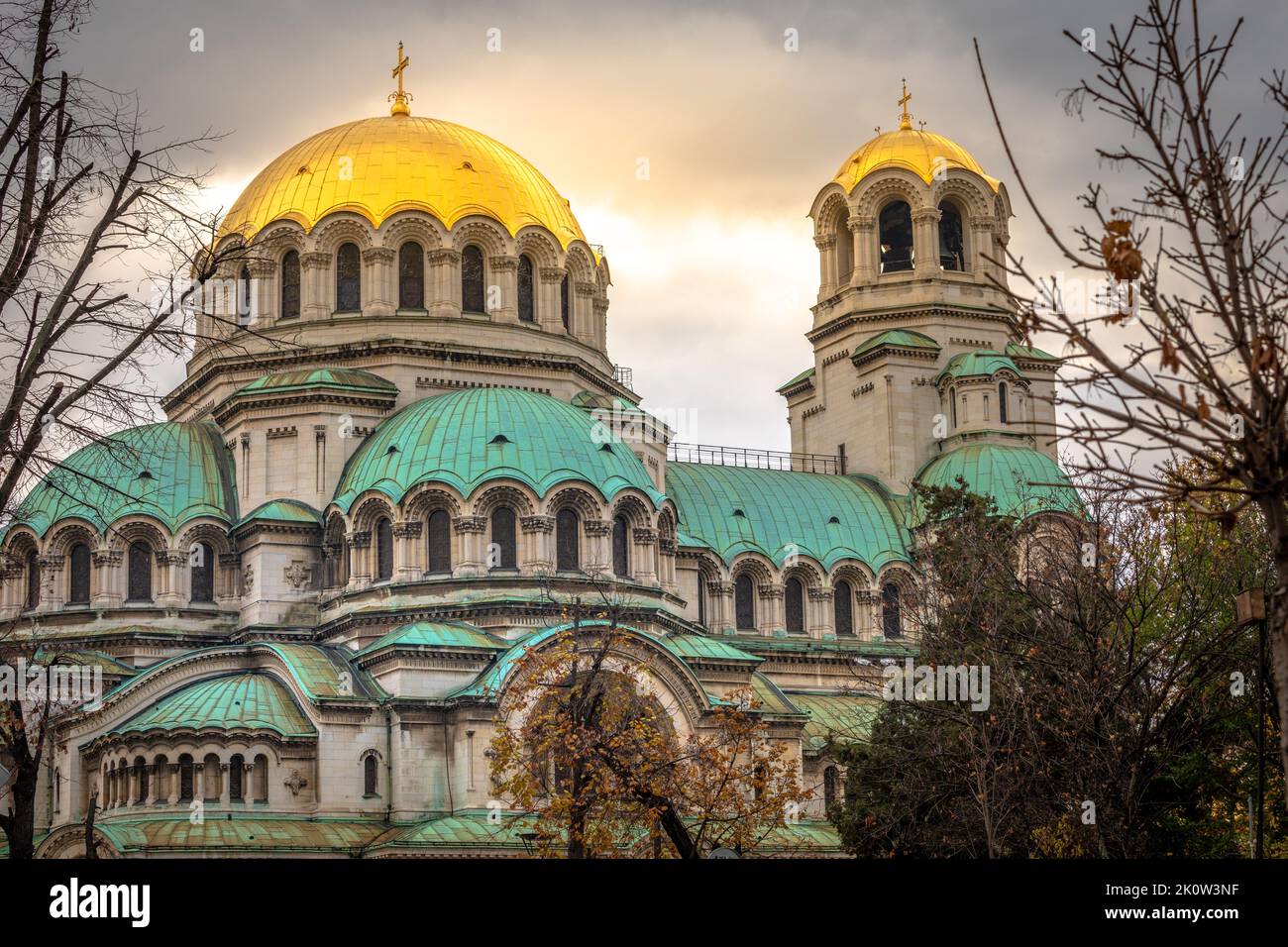 Cathédrale Saint Alexandre Nevski à Sofia au ciel dramatique, Bulgarie, Europe de l'est Banque D'Images