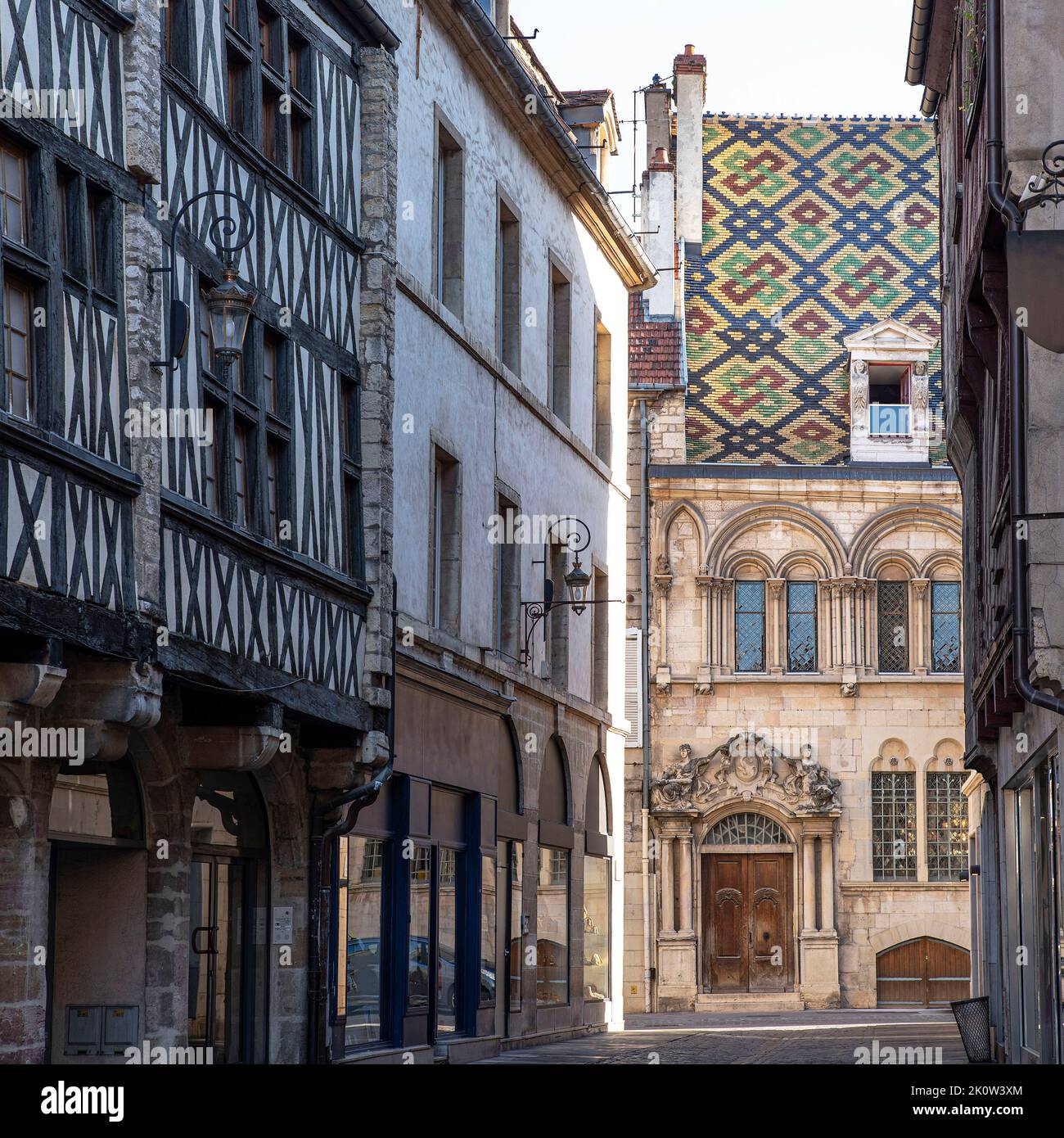 Belle architecture dans le centre-ville de Dijon en France avec des toits de tuiles de couleur typique Banque D'Images