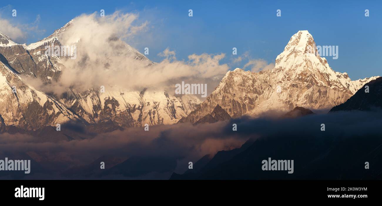 Vue en soirée de Lhotse et Ama Dablam avec un magnifique nuage du village de Kongde, vallée de Khumbu, Solukhumbu, Népal Himalaya Banque D'Images