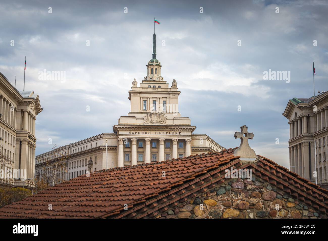 Ensemble de Largo et drapeau du Parlement avec au ciel dramatique, Sofia, Bulgarie Banque D'Images