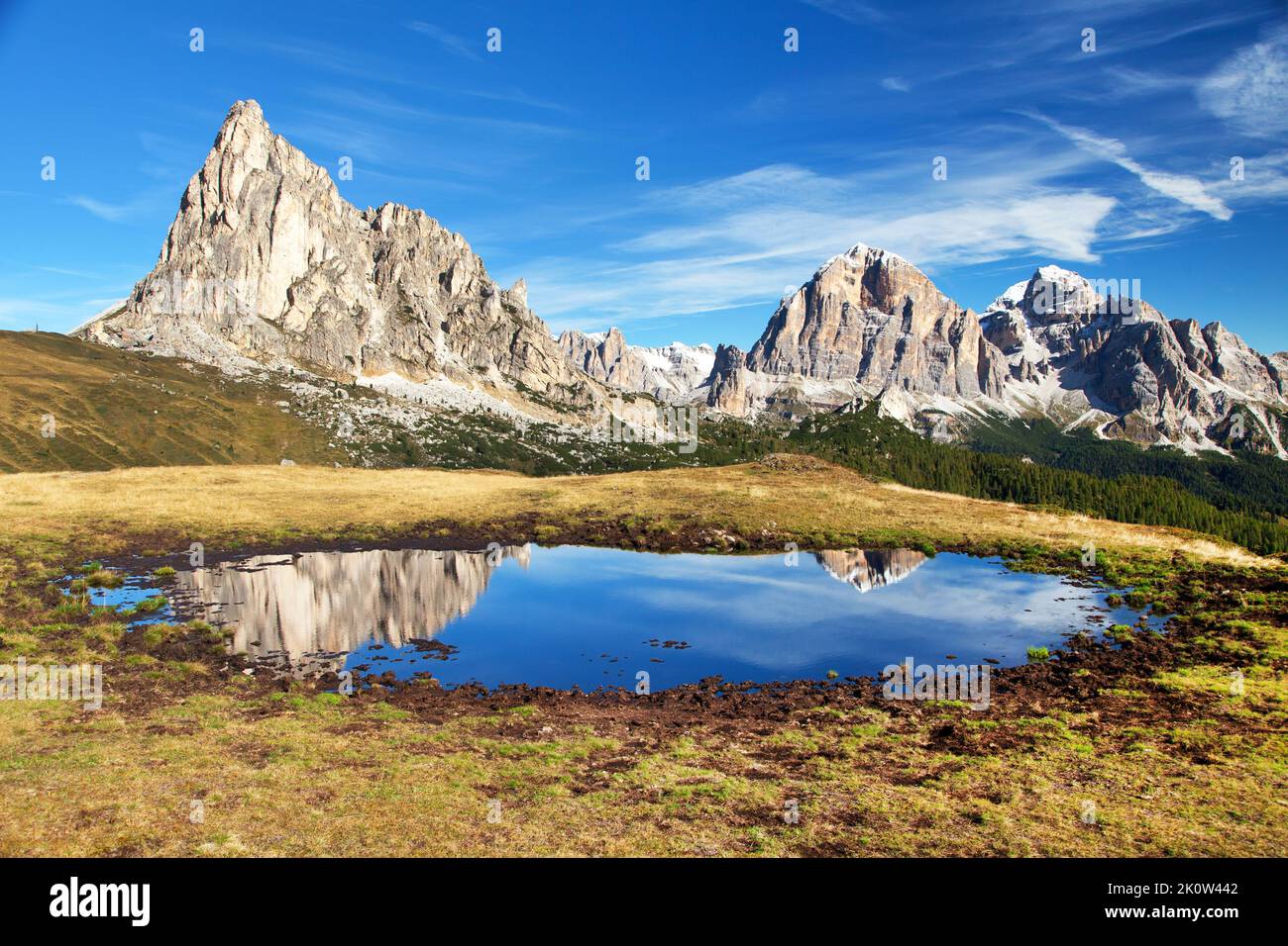 Vue du Passo Giau pour monter Ra Gusela de Nuvolau gruppe et Tofana ou Le Tofane Gruppe avec les nuages, la montagne, le lac Miroir dans les Dolomites, Italie Banque D'Images