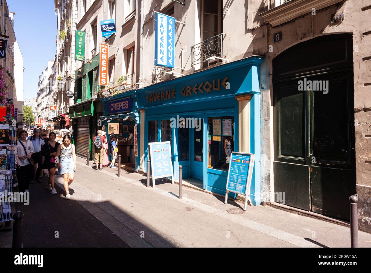 Paris, France - juillet 15 : vue sur le restaurant grec typique appelé taverne grecque sur 15 juillet 2022 Banque D'Images