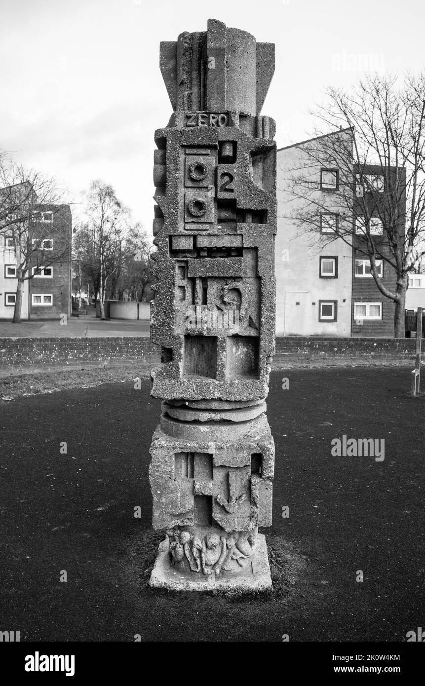 Sculpture de totem en béton par David Harding, art de la nouvelle ville à Pitteuchar, Glenrothes, Fife Écosse. Banque D'Images