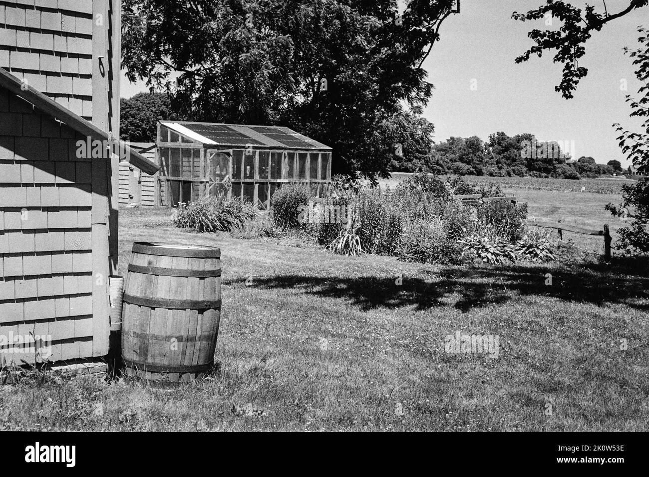 Un coop de poulet en bois, un jardin végétatible et un pâturage à la ferme Spencer-Peirce-Little 1690 - Newbury, Massachusetts. L'image a été capturée sur ana Banque D'Images