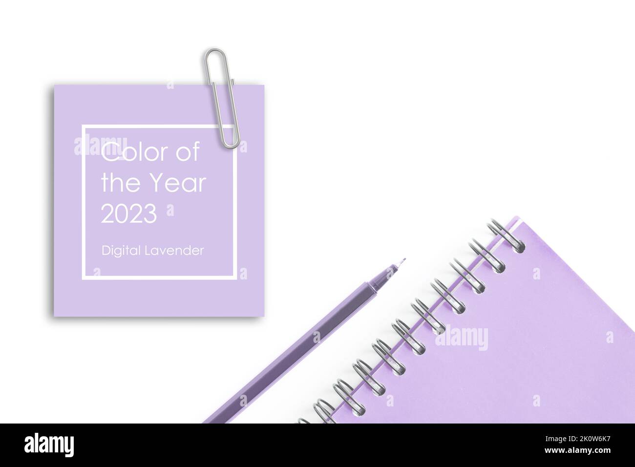 Carnet et stylo en spirale lavande sur fond blanc. Pose à plat pour la papeterie. Retour à l'école, bureau à domicile. Concept de couleur lavande tendance. Texte couleur de l'année 2023 Lavande numérique Banque D'Images