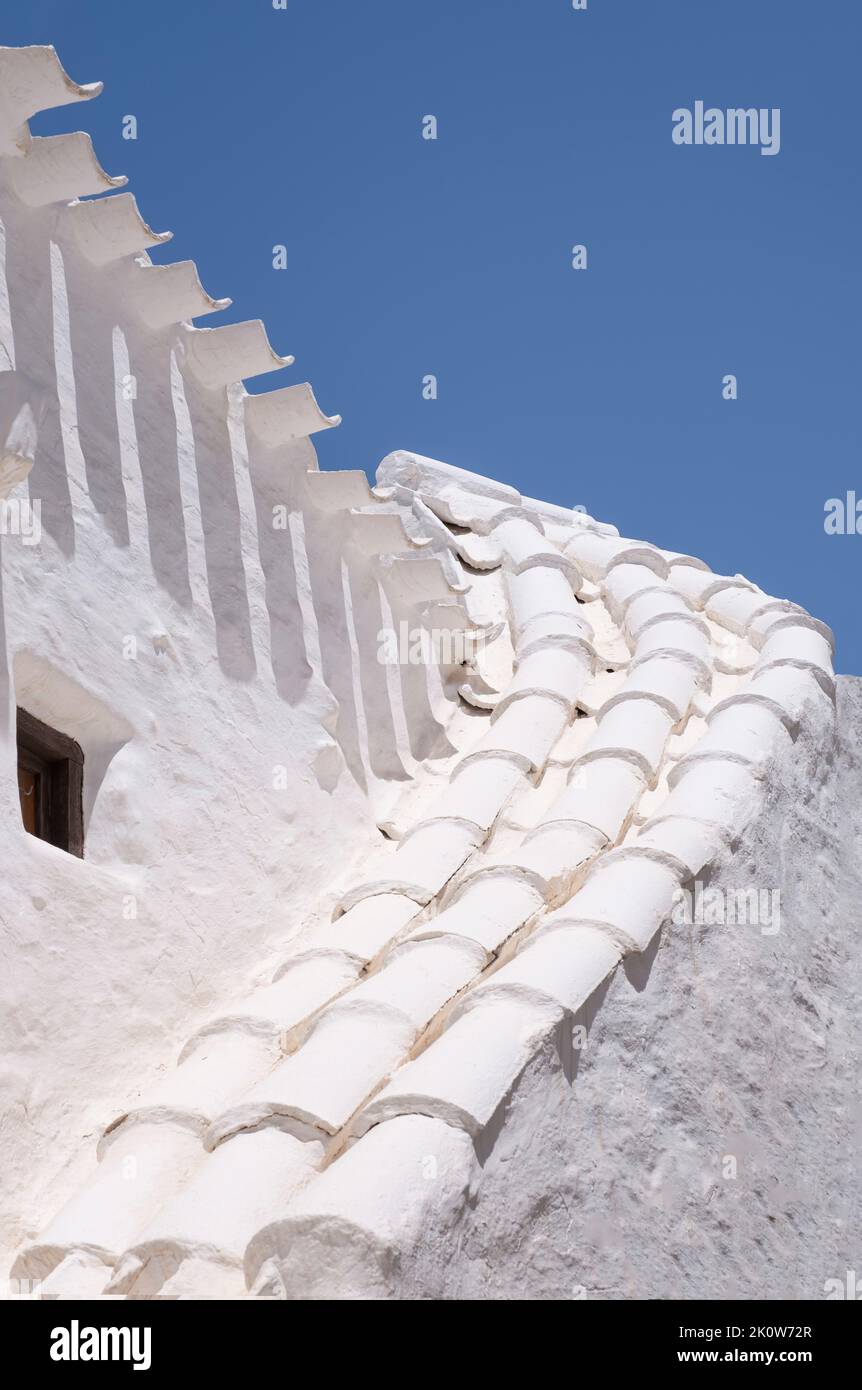 Détail constructif d'un toit en tuiles blanches dans le pittoresque village de pêcheurs méditerranéen blanc, sur un ciel bleu clair à Benibeca, Minorque, Balea Banque D'Images