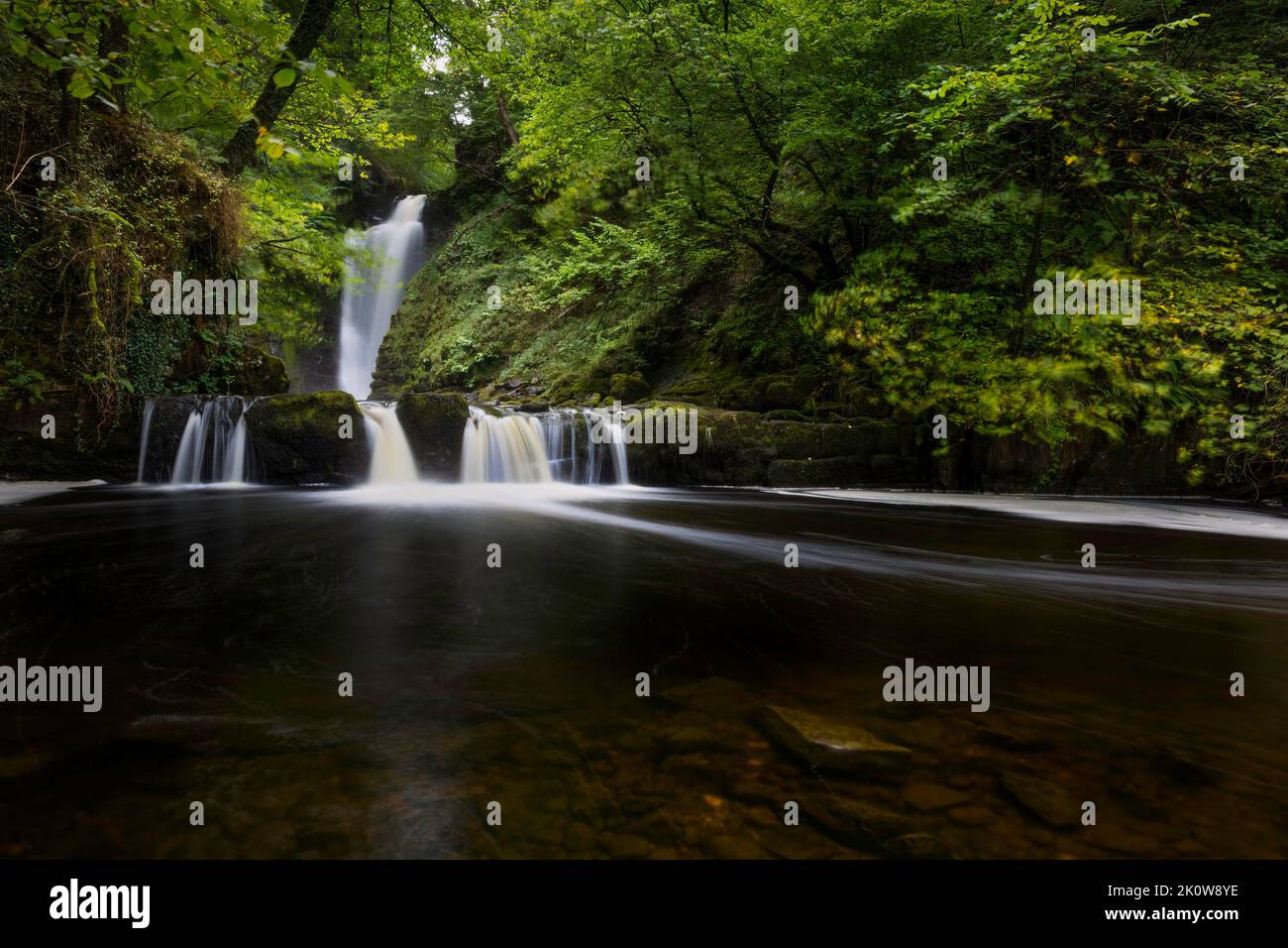 Sgwd Einion Gam, une cascade difficile et rarement photographiée en amont de la plus accessible Sgwd Gwladius tombe à Glynneath, au sud du pays de Galles, au Royaume-Uni. Banque D'Images