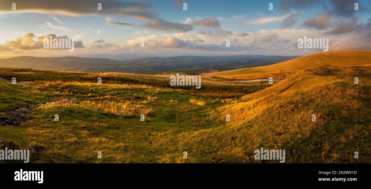 Un panorama de la montagne Noire dans le sud du pays de Galles au crépuscule Banque D'Images