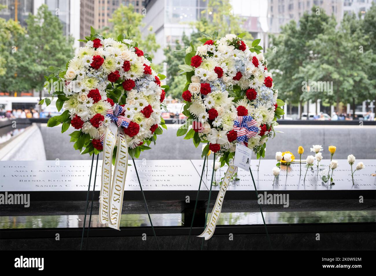 New York, États-Unis d'Amérique. 11 septembre 2022. Fleurs et couronnes au Ground Zero Memorial, au cours de la cérémonie en souvenir des victimes des attentats de 9/11 au Musée national du 11 septembre, à 11 septembre 2022, dans la ville de New York. La nation a marqué le 21st anniversaire des attaques terroristes d'Al-Qaida qui ont tué près de 3 000 personnes. Crédit : Sydney Phoenix/DHS photo/Alay Live News Banque D'Images