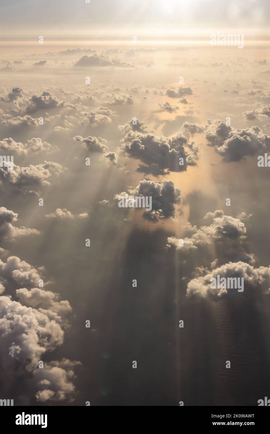 vue sur les nuages au-dessus de l'océan depuis un avion Banque D'Images