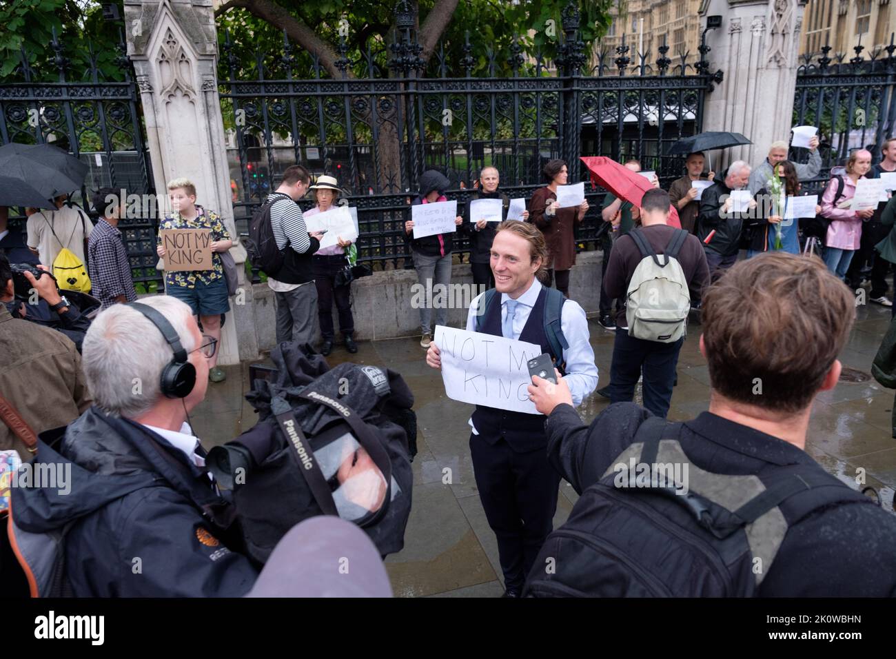 Londres, Royaume-Uni. 13 SEPTEMBRE 2022. Les manifestants anti-monarchie se réunissent à l'extérieur de la Chambre du Parlement. Crédit: Joao Daniel Pereira crédit: Joao Daniel Pereira/Alay Live News Banque D'Images