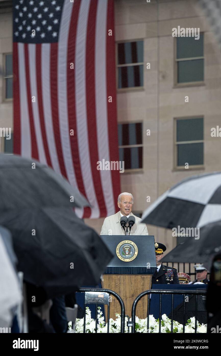 Washington, États-Unis d'Amérique. 11 septembre 2022. Le président américain Joe Biden a prononcé des remarques au cours d'une cérémonie de pluie battante en mémoire des victimes des attaques d'al-Quida au mémorial national du Pentagone de 9/11, à 11 septembre 2022, à Arlington, en Virginie. La nation a marqué le 21st anniversaire des attaques terroristes qui ont tué près de 3 000 personnes. Crédit : pO2 Alexander Kubitza/DOD photo/Alay Live News Banque D'Images