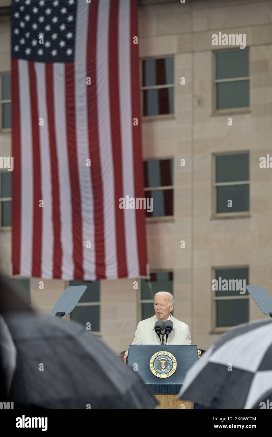 Washington, États-Unis d'Amérique. 11 septembre 2022. Le président américain Joe Biden a prononcé des remarques au cours d'une cérémonie de pluie battante en mémoire des victimes des attaques d'al-Quida au mémorial national du Pentagone de 9/11, à 11 septembre 2022, à Arlington, en Virginie. La nation a marqué le 21st anniversaire des attaques terroristes qui ont tué près de 3 000 personnes. Crédit : pO2 Alexander Kubitza/DOD photo/Alay Live News Banque D'Images