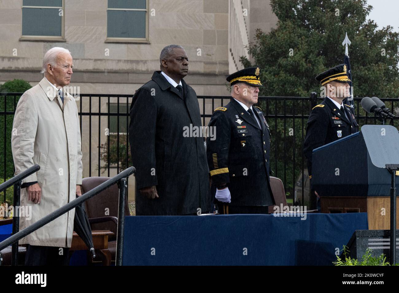 Washington, États-Unis d'Amérique. 11 septembre 2022. Le président américain Joe Biden, à gauche, se tient pour un moment de silence au cours d'une cérémonie à l'occasion de laquelle il rappelle les victimes des attaques d'al-Quida au mémorial national du Pentagone de 9/11, à 11 septembre 2022, à Arlington, en Virginie. De gauche à droite : le président Joe Biden, le secrétaire à la Défense Lloyd Austin, le président du général Mark Milley, chef des armées, et le colonel James J. Foster, aumônier de l'Armée de terre. Crédit : pO2 Alexander Kubitza/DOD photo/Alay Live News Banque D'Images