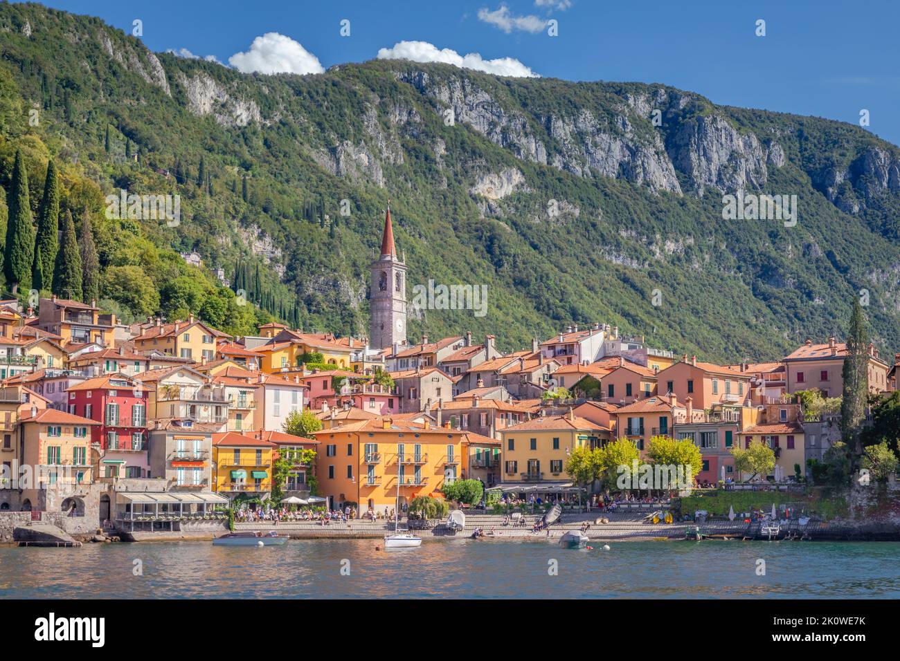Horizon idyllique du village de Varenna depuis le lac de Côme au coucher du soleil, dans le nord de l'Italie Banque D'Images