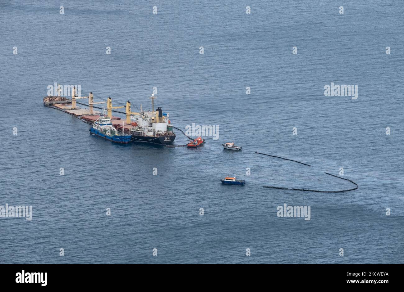 Le transporteur de vrac OS 35 qui est entré en collision avec le méthanier Adam au large de Gibraltar, se trouve enchassé pendant que les équipages nettoient et empêchent la propagation du pétrole. Banque D'Images