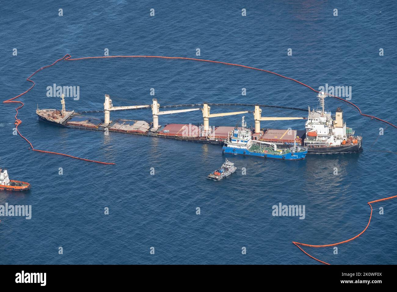 Le transporteur de vrac OS 35 qui est entré en collision avec le méthanier Adam au large de Gibraltar, se trouve enchassé pendant que les équipages nettoient et empêchent la propagation du pétrole. Banque D'Images