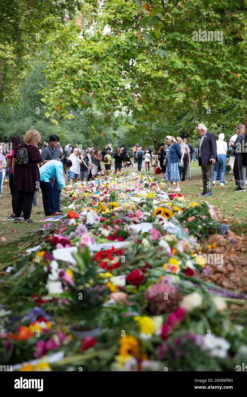 LONDRES, Royaume-Uni - septembre 2022 : des milliers de personnes jettent des fleurs et des cartes dans Green Park en hommage à la reine Elizabeth II après sa mort Banque D'Images