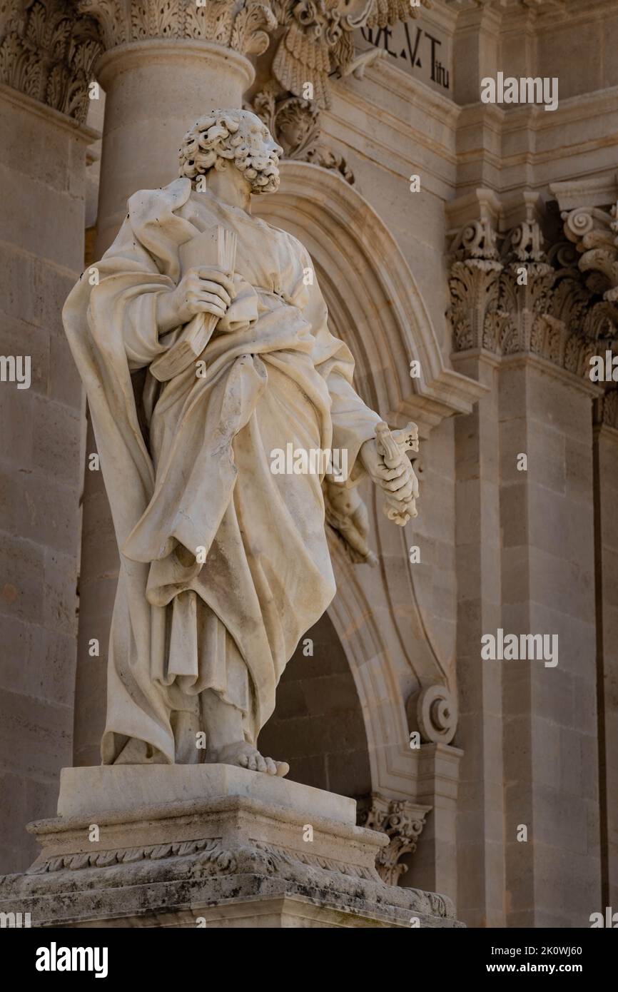 Un cliché vertical de la statue de Saint Paul devant la cathédrale de Syracuse en Sicile, en Italie Banque D'Images